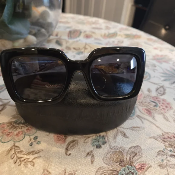 Burberry Women's Sunglasses with Black and Multicolor Design - Picture 2 of 11